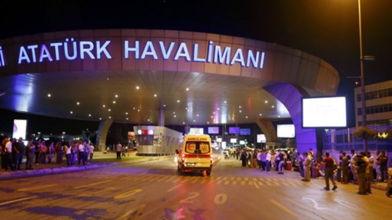 الحكم بالسجن مدى الحياة على ستة أشخاص لتورطهم في التفجيرات الإنتحارية بمطار أتاتورك في اسطنبول 