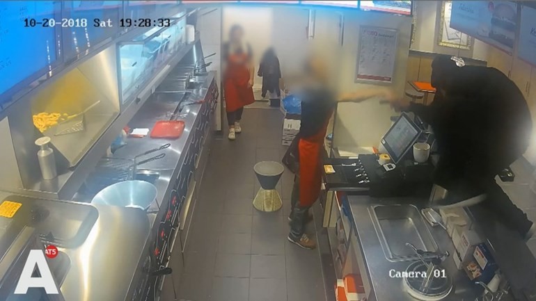 موظف في مطعم يتمكن من انتزاع المسدس من يد اللص في مطعم وجبات سريعة في أمستردام