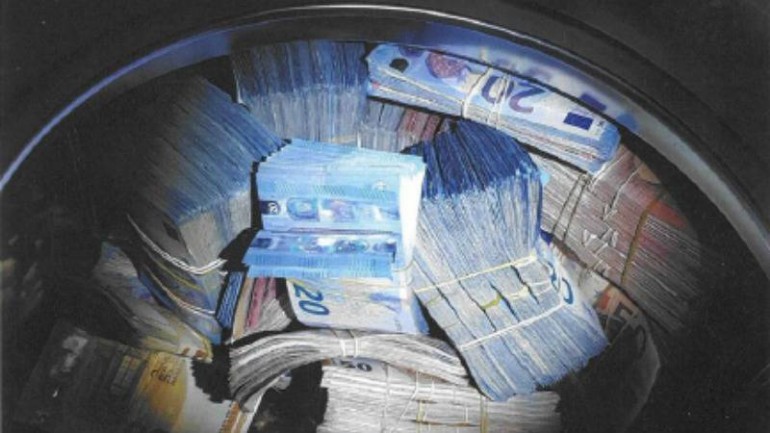 الشرطة تعثر على 350,000 يورو داخل غسالة بمنزل في أمستردام Nieuw-West