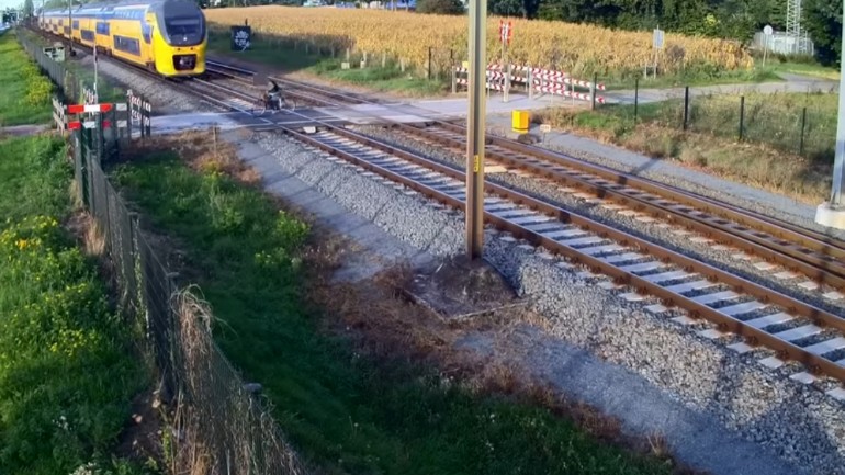 حملة توعية في هولندا من مخاطر عبور السكك الحديدية اثناء اغلاق الحواجز