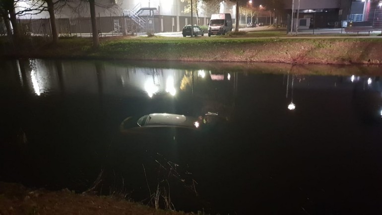 سيارة تسقط في مياه نهر أثناء مطاردة الشرطة في أمستردام