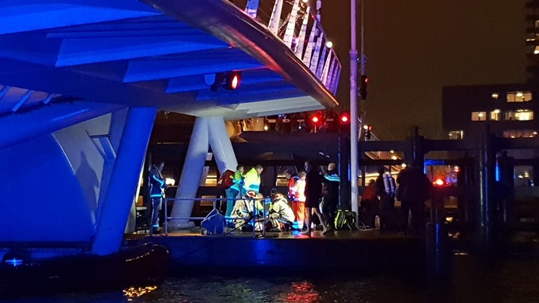 إصابة رجل وامرأة بجروح خطيرة في حادث على جسر في Zaandam - ممكن أن يكون الجسر قد ارتفع بهما فجأة  !