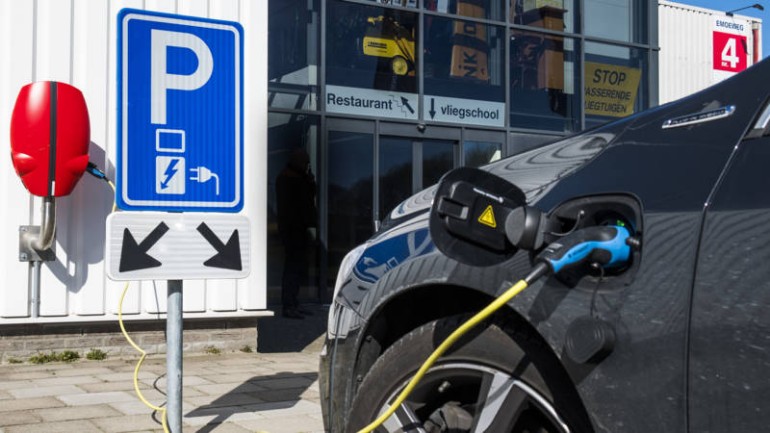 الجميع إلى السيارات الكهربائية - الحكومة الهولندية ستقدم 6,000 يورو لكل من يشتري سيارة كهربائية