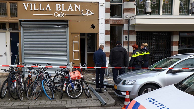اخلاء السكان من منازلهم بعد وقوع إنفجار في مقهى في Delfshaven بروتردام