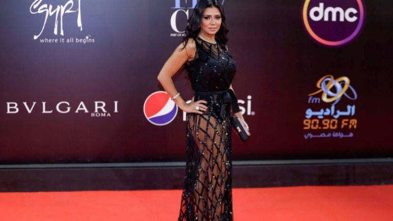 ممثلة مصرية ممكن أن تتعرض للسجن خمس سنوات بسبب فستان عاري