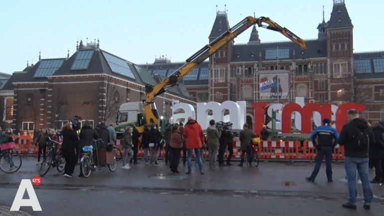 إزالة أحرف الرمز السياحي I Amsterdam من ساحة المتحف صباح اليوم