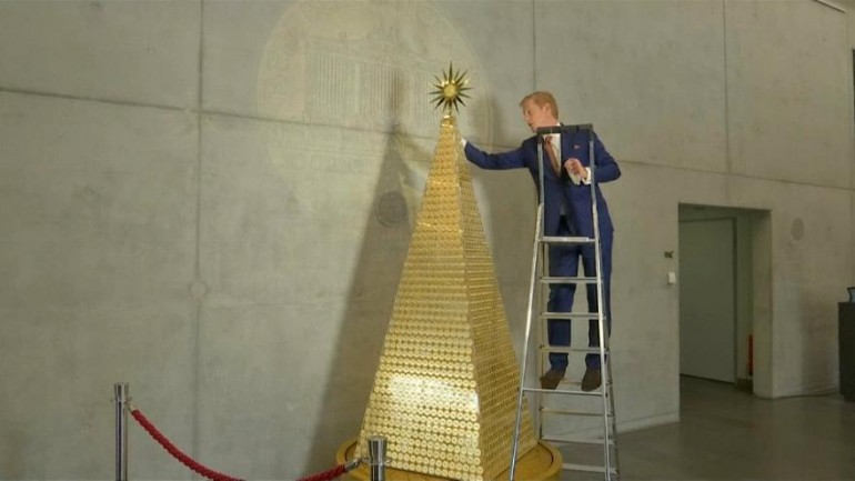 متجر في ألمانيا يعرض أغلى شجرة عيد ميلاد في أوروبا من الذهب الخالص