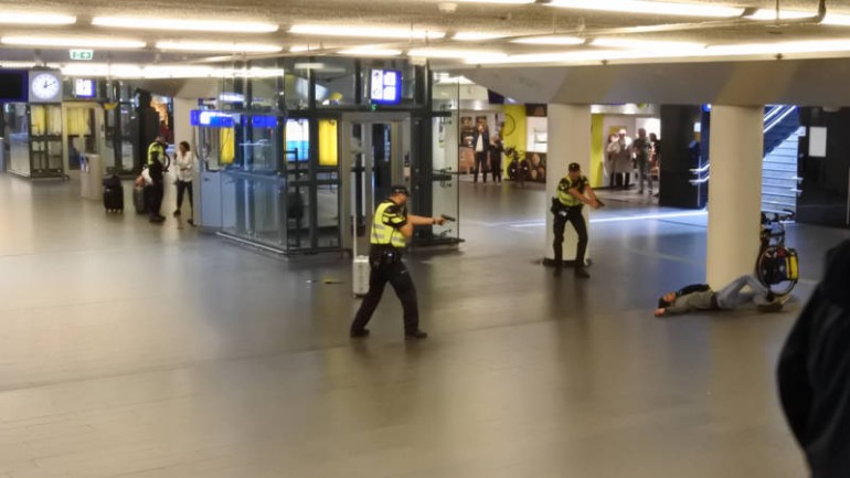 مرتكب هجوم الطعن في محطة أمستردام تسائل اليوم في المحكمة: لماذا أعطت هولندا الإذن لهذا الخنزير بإهانة نبينا ؟
