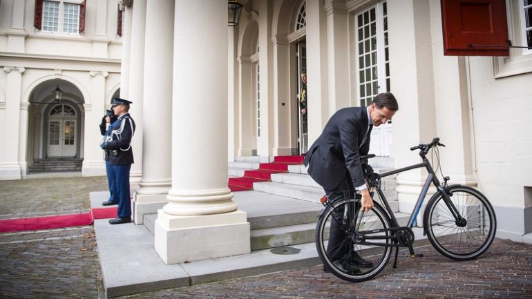 رئيس الوزراء الهولندي لا يمكنه المصافحة بسبب حادث على الدراجة الهوائية