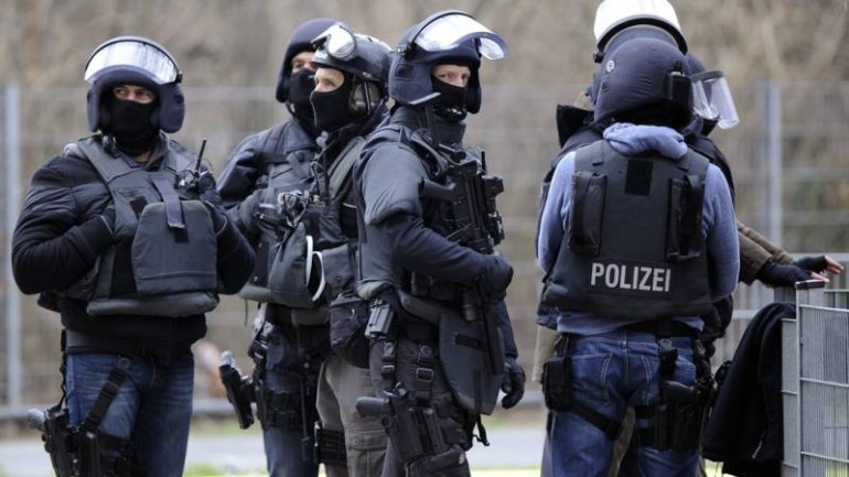 فريق SWAT الألماني يرتكب خطأ فادح - كسروا أبواب منزل امرأة عجوز مستخدمين قنبلة صوتية