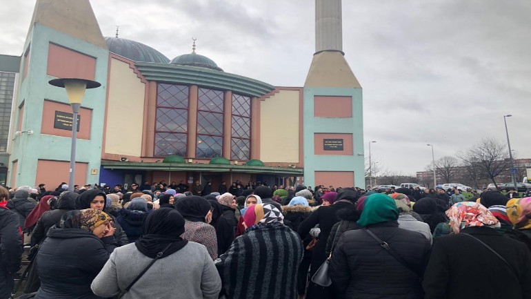 حشود كبيرة في وداع جثمان الفتاة القتيلة هوميرا في مسجد مولانا في روتردام