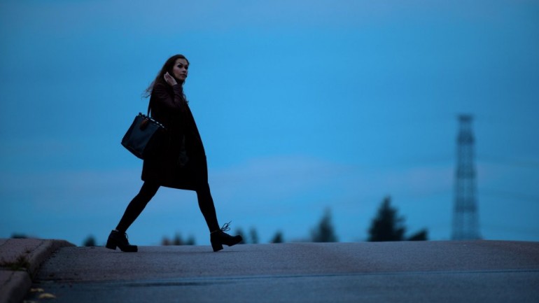 النساء في هولندا يخفن من السير وحدهن في الشارع ليلا - و بعضهن يجدن التلطيش غير مزعج عندما يكون باحترام 
