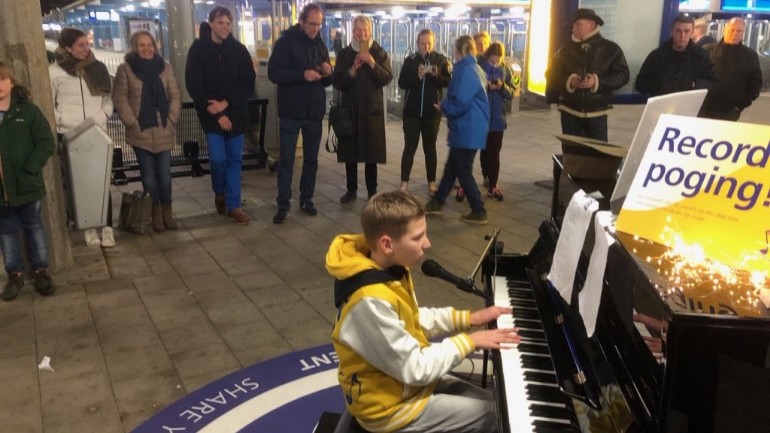 طفل يغني و يعزف البيانو في 16 محطة قطار هولندية لجمع التبرعات لمرضى السكري ومنهم شقيقته