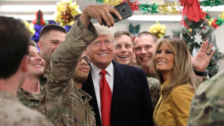 ترامب وزوجته يصلون إلى العراق في زيارة مفاجئة للجنود الأمريكيين