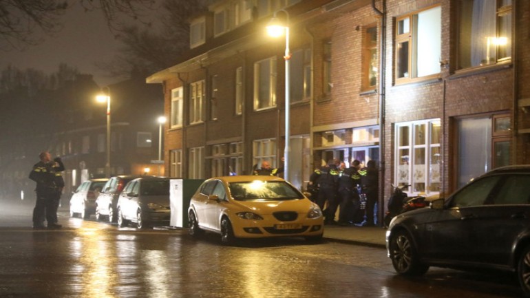 مداهمة منزل والقبض على مشتبه به بعد العثور على سلاح ناري والتهديد بوجود قنبلة في Den Haag
