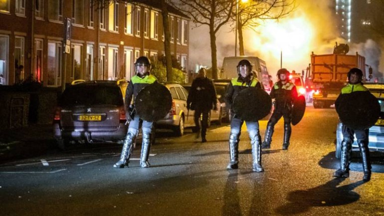 رئيس الوزراء الهولندي روتا: دعوا رجال الإنقاذ يقومون بعملهم بأمان في رأس السنة