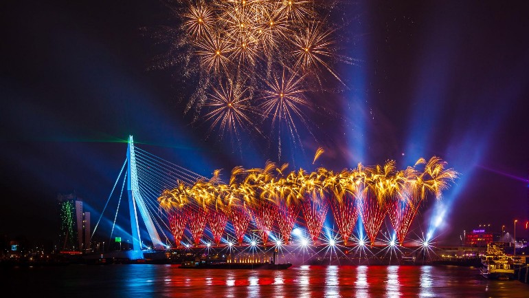 أين تجري أضخم عروض الألعاب النارية في ليلة رأس السنة في هولندا ؟