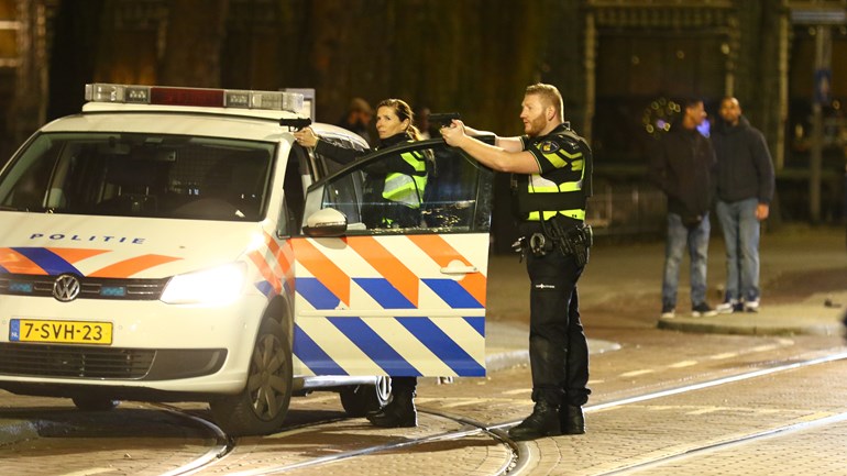 مقتل شخص واصابة أخر بجروح وسبعة اعتقالات في شارع Nieuwe Binnenweg في روتردام 
