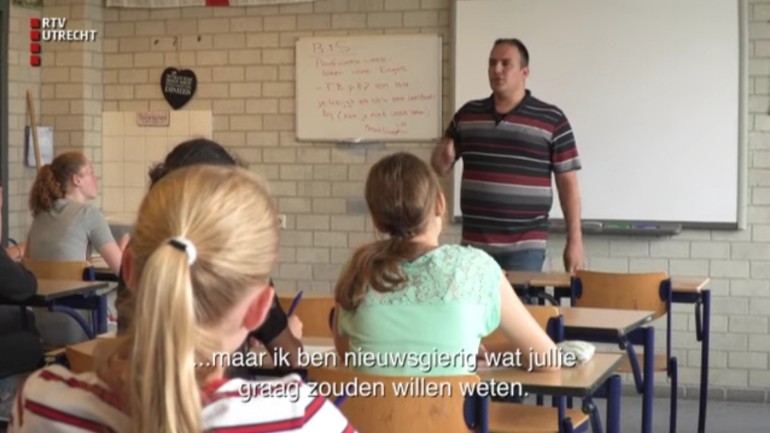 معن مدرس لغة انجليزية في سوريا يقوم بتجربة التدريس في هولندا ضمن برنامج "الزملاء" 