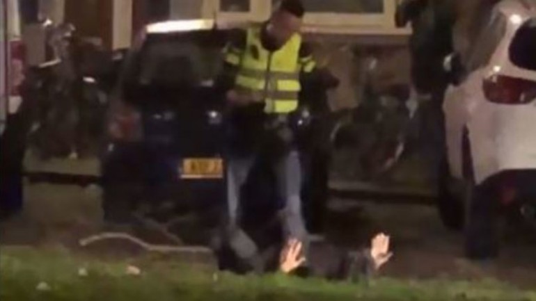 فيديو ضرب شرطي لشاب بالعصا في روتردام يثير صجة كبيرة وحزب Denk يوجه أسئلة لعمدة المدينة