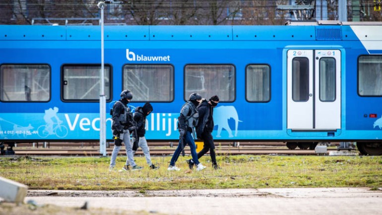 فريق الإعتقال يداهم محطة قطار Zwolle ويلقي القبض على خمسة مشتبه بهم