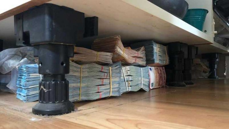 الشرطة تعثر على 600,000 يورو أسفل خزائن مطبخ بمنزل في روتردام