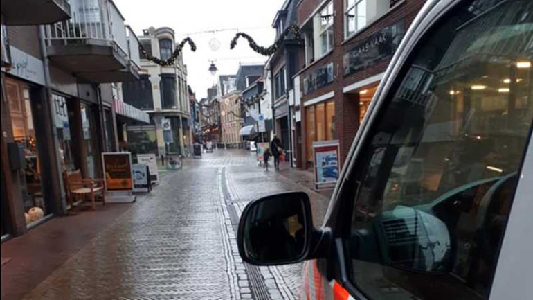 طفلة تبلغ من العمر تسع سنوات تنقذ والدتها أثناء التسوق في Winterswijk