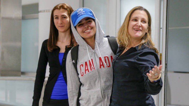وزيرة الخارجية الكندية تستقبل الفتاة السعودية رهف في مطار تورنتو