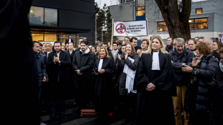 المحامون الهولنديون ينظمون وقفات احتجاجية على ايقاف دعم الحكومة للمساعدة القانونية لأصحاب الدخل المحدود
