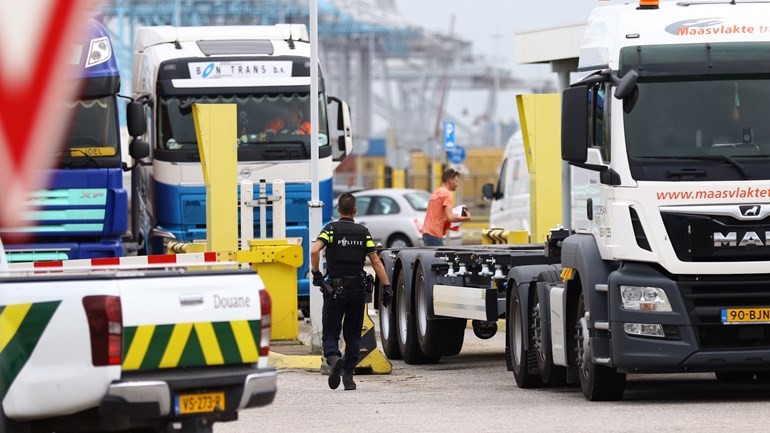 من جديد الاشتباه بفساد ثلاثة ضباط جمارك في ميناء روتردام