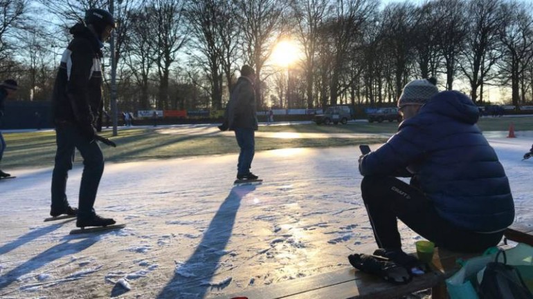 متعة التزلج على الجليد الطبيعي في هولندا بعد ليلة صقيع قاسية