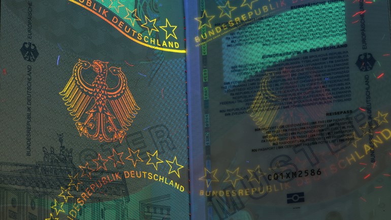 القبض على رجل من سوريا في مطار روتردام أراد السفر إلى انجلترا بجواز سفر مزور