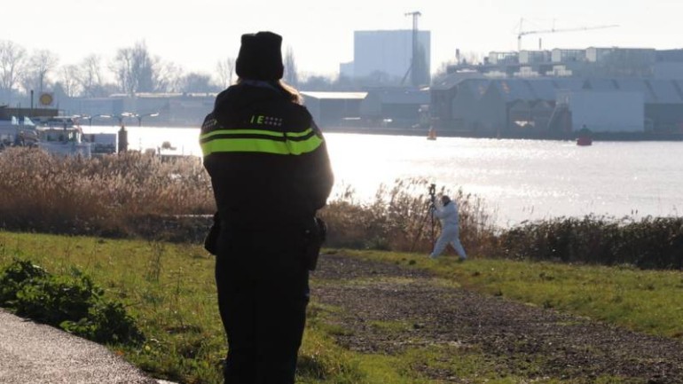 شرطة أمستردام تطلب المساعدة حول المرأة التي عثر على جثتها في حقيبة بمياه IJdijk