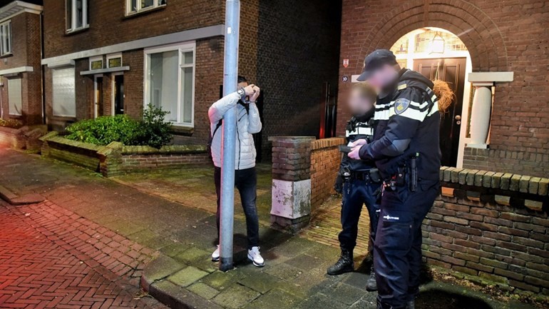 الشرطة تربط طالب لجوء بعامود كهرباء حتى تتمكن من القبض على زميله في Oisterwijk 