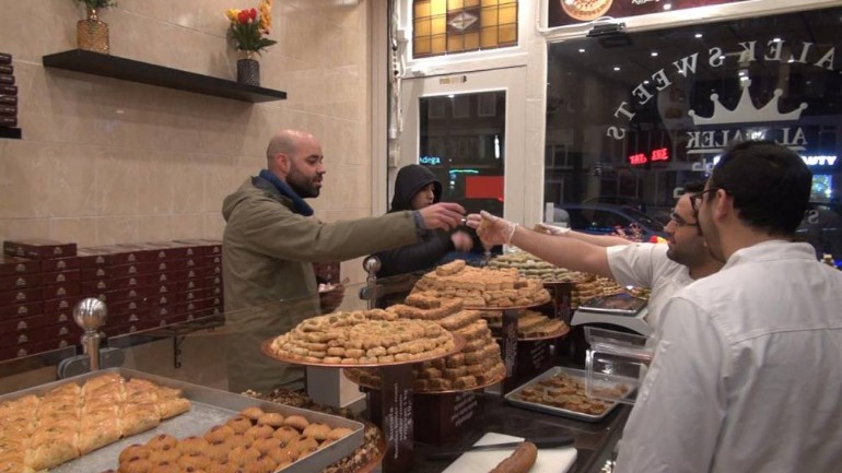 رجال الأعمال القادمين حديثا يقدمون أشهى الأطباق السورية بشارع Schiedamseweg في روتردام 