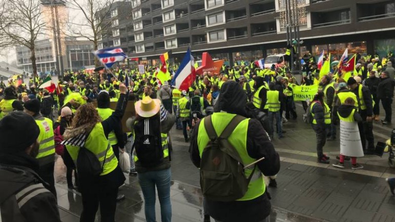 خروج متظاهري السترات الصفراء في ماستريخت ضد رئيس الوزراء روتا ويطالبون بالخروج من الإتحاد الأوروبي