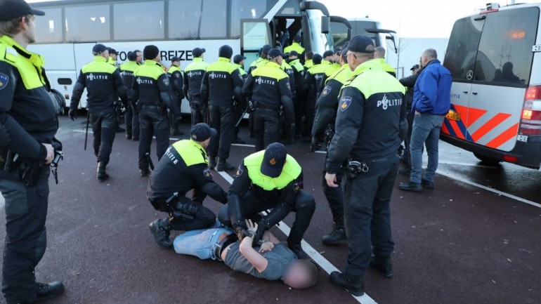 الشرطة تمنع الحافلات التي تحمل مشجعي هوكي الجليد القادمين من نيميخن من الدخول إلى Den Haag