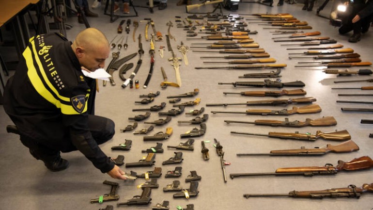 المواطنين يسلمون طواعية مئات الأسلحة في روتردام - من بينها مسدس كولت تبلغ قيمته أكثر من 35,000 يورو