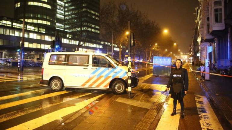 شرطة أمستردام تطلق النار على شخص فترديه قتيلا وتصيب أحد المارة بجروح