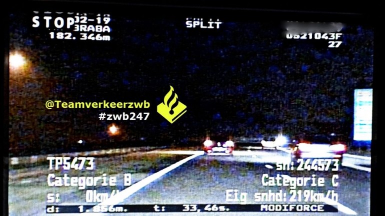 سائق يقود بسرعة 219 كيلومتر في الساعة ويشير للشرطة بالضوء العالي لافساح المجال له للتجاوز في تيلبورخ