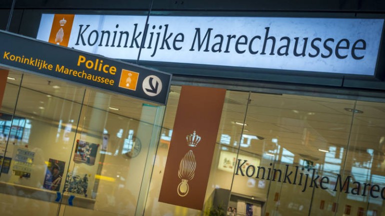 القبض على ستة أشخاص من عائلة واحدة لتهريب العديد من السوريين إلى هولندا
