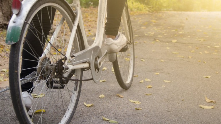 التعويض 65,000 يورو لإمرأة سقطت عن دراجتها الهوائية بسبب تسرب وقود من سيارة مجهولة في أوتريخت