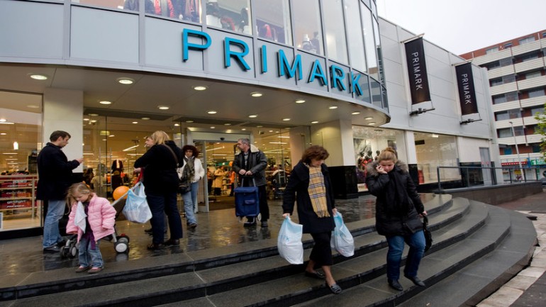 رجل يقوم بتصوير النساء بهاتفه المحمول في غرف قياس الملابس في Primark بروتردام