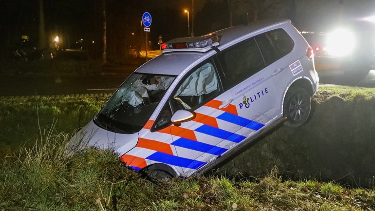 إصابة رجلي شرطة بجروح بعد سقوط سيارتهم في خندق أثناء مطاردة في Veldhoven