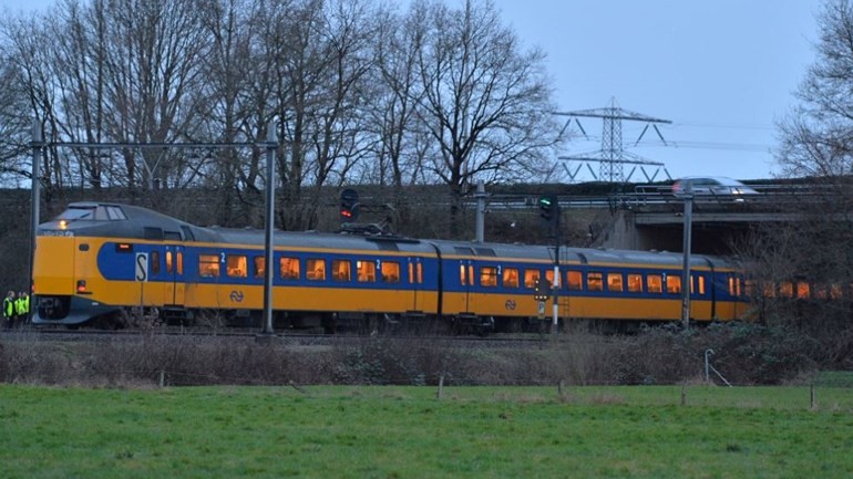 ثلاثمائة وخمسون شخصا عالقين و توقف حركة القطارات بين ديفينتر وأبلدورن بعد حادث صدم شخص على السكة الحديدية