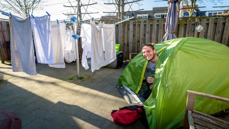 شاب بلا مأوى يعيش منذ أسبوع تقريبا في خيمة بحديقة منزل بجنوب هولندا