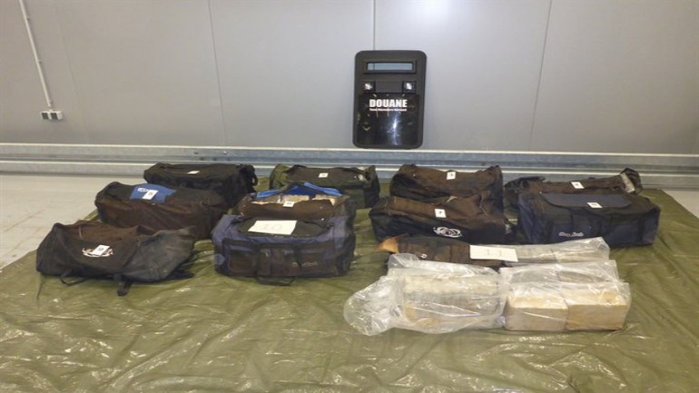 العثور على 16 حقيبة رياضية مملوئة بالكوكايين في ميناء روتردام
