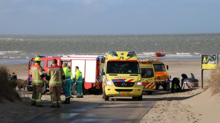 وفاة امرأة و انقاذ ثلاثة أخرين حالتهم حرجة في حادث غرق على أحد شواطيء زيلاند الهولندية