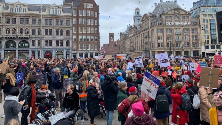 ألاف النساء والرجال يخرجون في مسيرة للدفاع عن حقوق المرأة والأقليات في أمستردام
