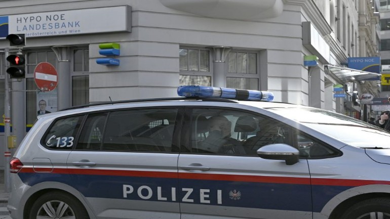 شاب سوري يسرق بنك في النمسا ويغادر بأمان - أخبر فتاة فأبلغت الشرطة عنه